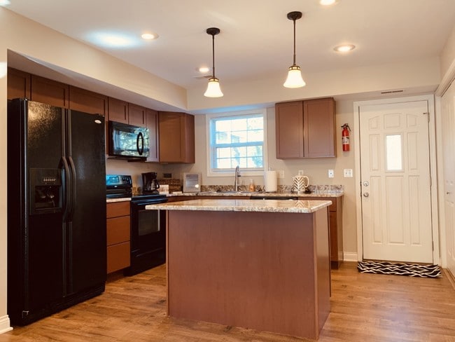 Building Photo - 402 Circus Ave