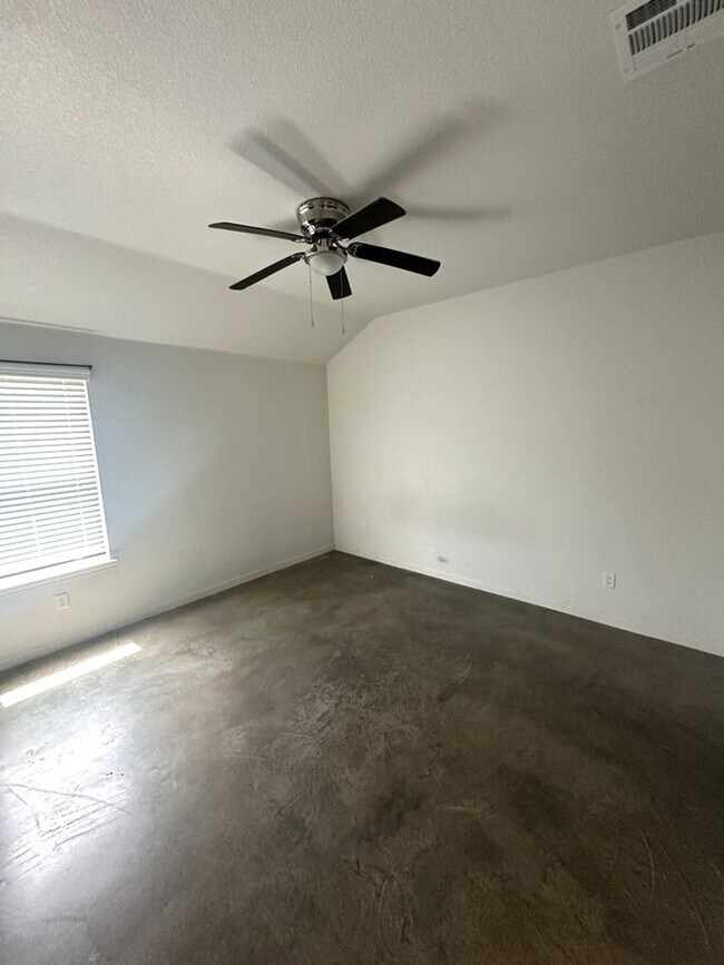 Building Photo - AVAILABLE NOW! (SECTION 8 ACCEPTED)