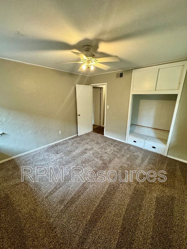 Building Photo - 2137 Barclay Rd