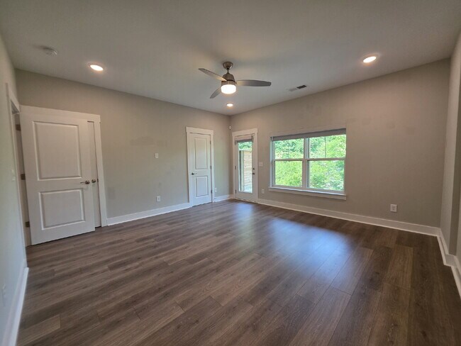 Building Photo - Better-than-new townhome in Highlands at S...