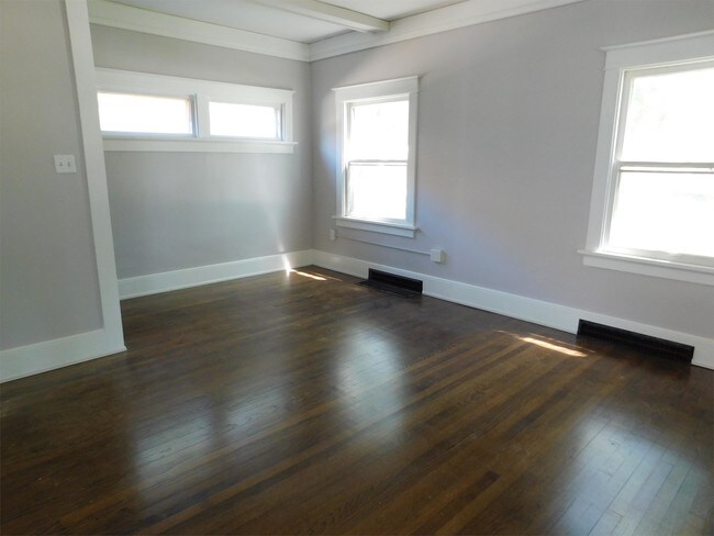 Building Photo - 303 Highland Dr NW