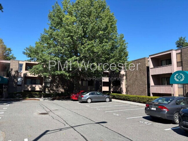 Building Photo - 66 Shrewsbury Green Dr