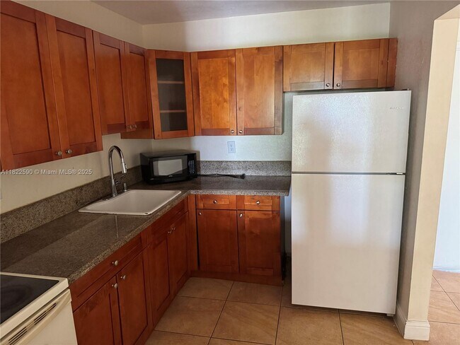 Building Photo - 1085 W 68th St