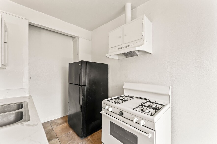 Building Photo - 709 E 108th St