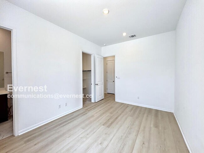 Building Photo - 2300 Sondrio Bnd