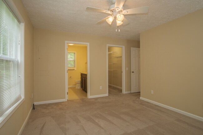 Building Photo - 34 Sugar Creek Dr