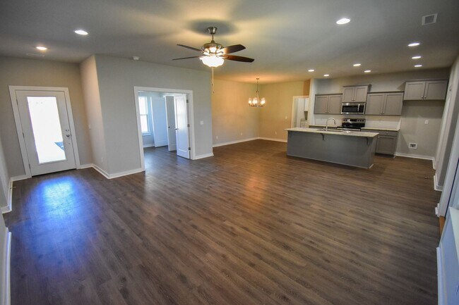 Building Photo - 4BR/2BA Farmington Home!