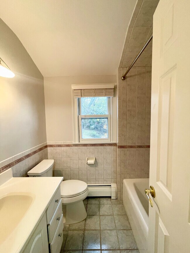 Building Photo - 115 Benson St