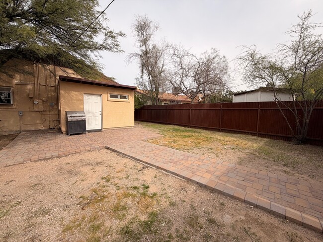 Building Photo - 1030 E 7th St