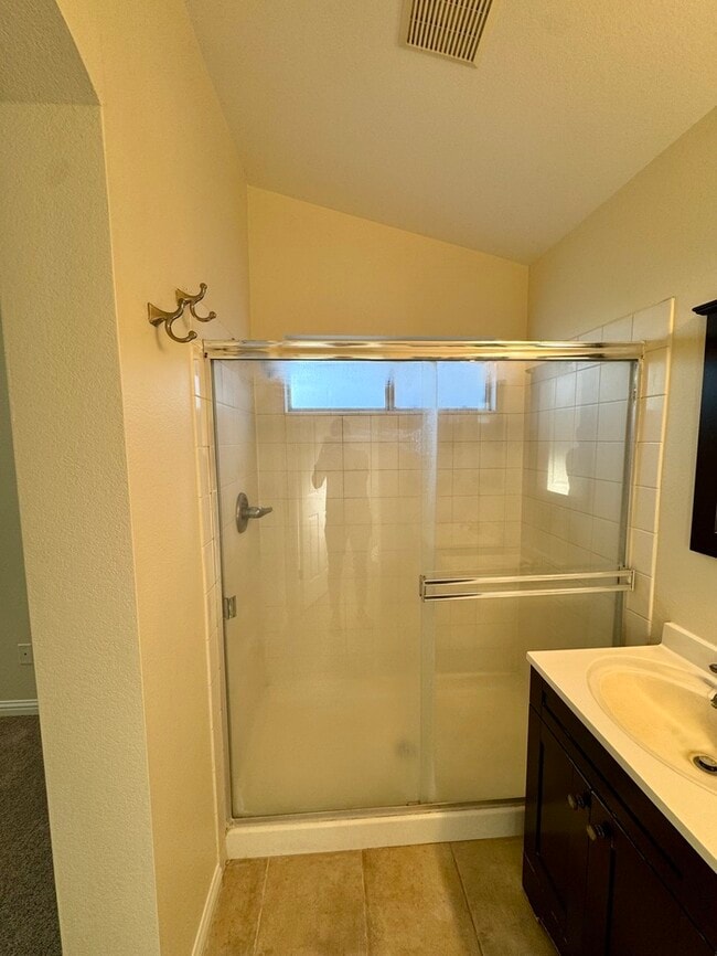 Building Photo - Spacious 3BD/2BA Home with 2-Car Garage in Desirable Antelope