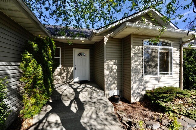 Building Photo - 3 bed 2 bath rancher with office