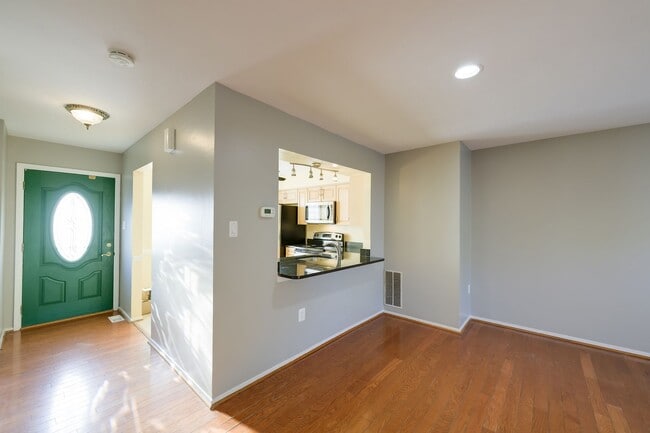 Building Photo - Beautiful Townhome Near Gunner's Lake in Germantown