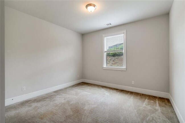 Building Photo - 5210 Mirror Lake Dr