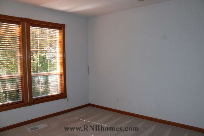 Building Photo - 677 Hoppe Ln