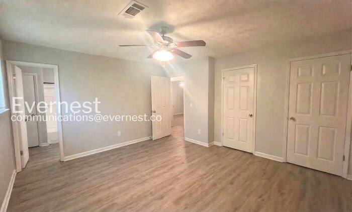 Building Photo - 1085 Samuel Dr