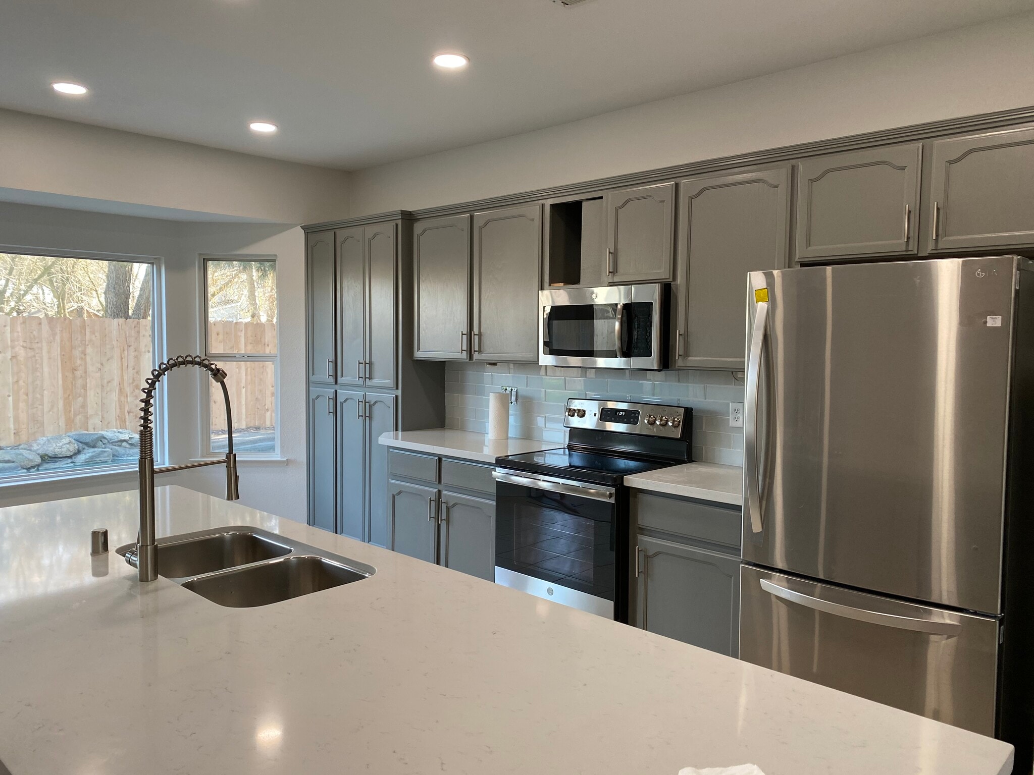 Kitchen; New appliances - 1134 Pine Ct