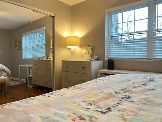 Building Photo - Renovated 1BR * Piedmont Park! ~ Steal of a Deal!