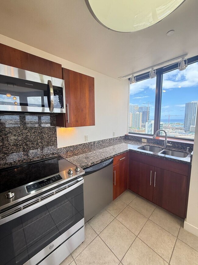 Building Photo - Available Now 1 Bed, 1 Bath, Kaka'ako, Oce...