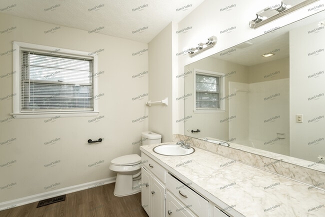 Building Photo - 645 Sunset Dr