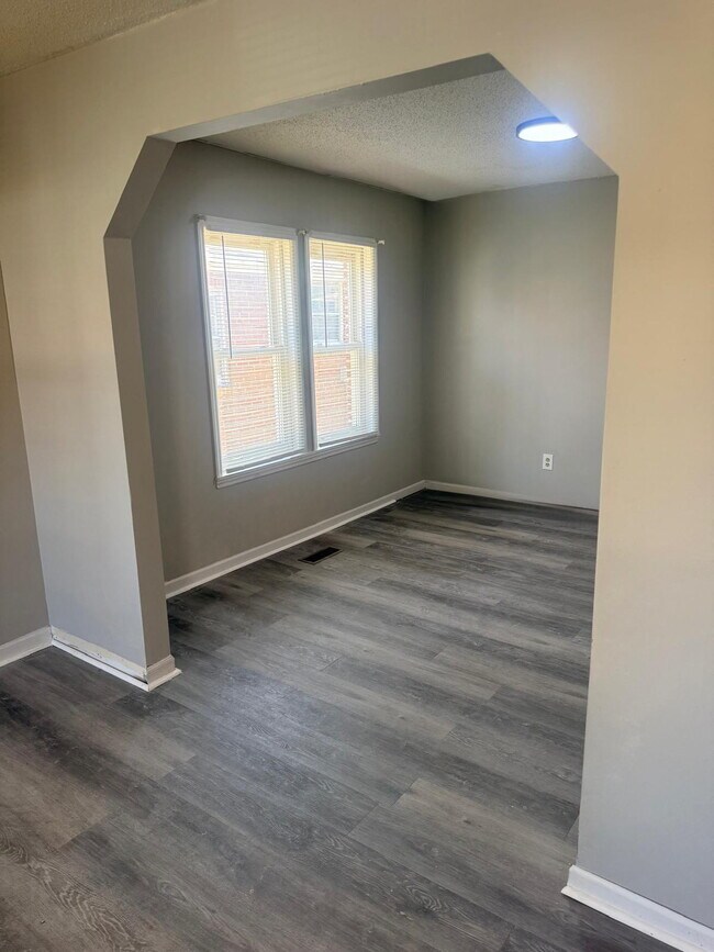 Building Photo - "Charming 3-Bed, 1 bath Retreat with Beautiful Floors on Laura Avenue!"
