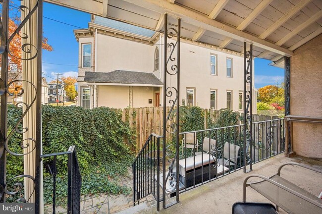 Building Photo - 389 Conarroe St