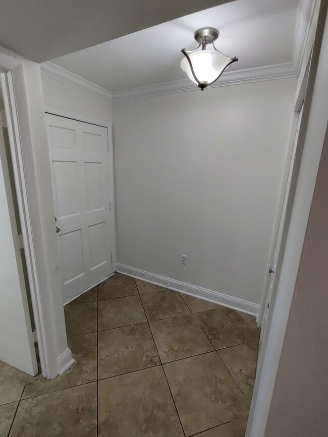 Building Photo - 2-Story Townhome WALKING DISTANCE TO THE BEACH! COMMUNITY POOL!