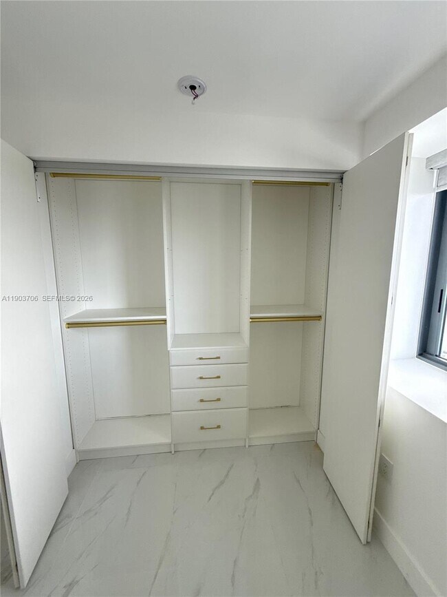 Building Photo - 700 NE 24th St