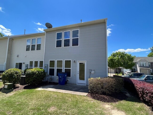 Building Photo - Corner Unit 3BD, 2.5BA Townhouse in North ...