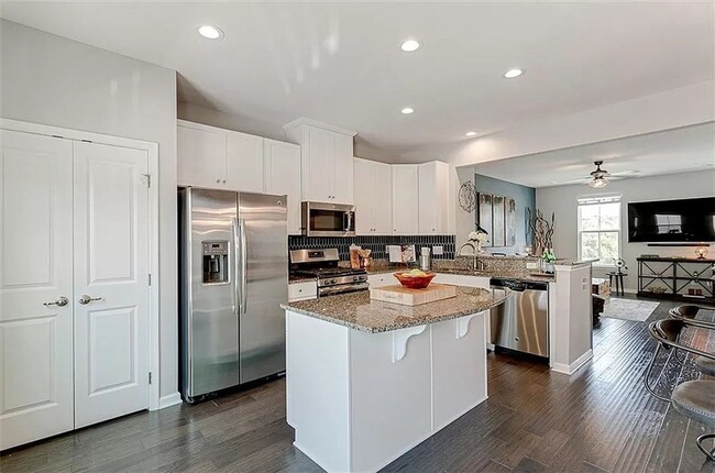 Building Photo - Beautifully Designed Townhome with Modern ...