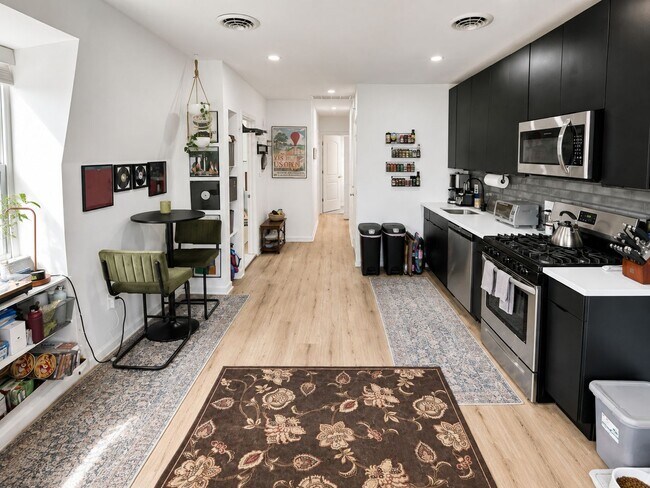 Building Photo - Renovated 2 Bedroom Apartment in Squirrel Hill, Philadelphia, PA | In-Unit Laundry, Central Air &...