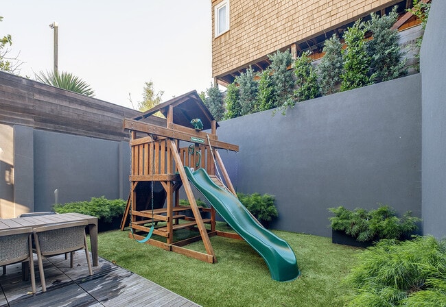 Building Photo - 463 Duncan St