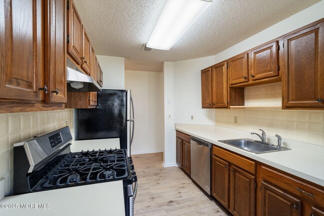 Building Photo - 7 Tamarack Ct