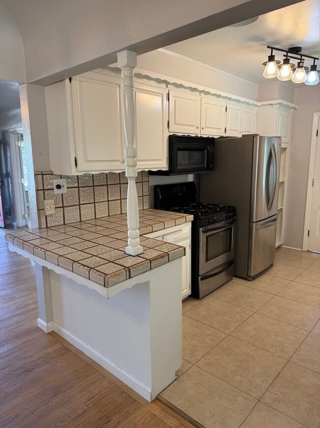 Building Photo - 3-bedroom, 2-bathroom home located in the ...