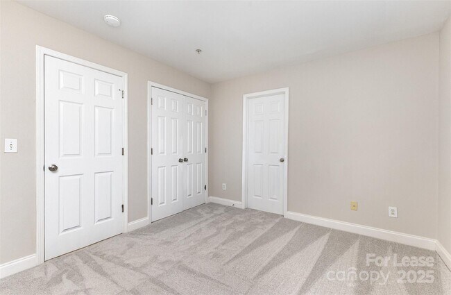 Building Photo - 817 W 4th St