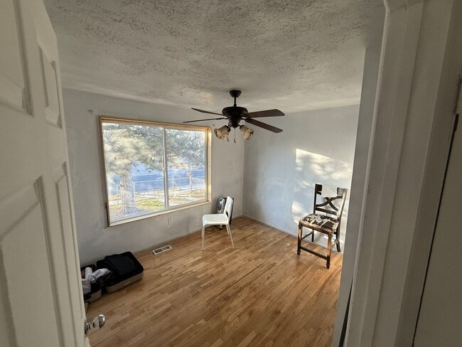 Building Photo - Upstairs Unit in Prime West Valley Location!