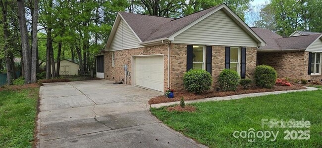 Building Photo - 413 Parallel Dr