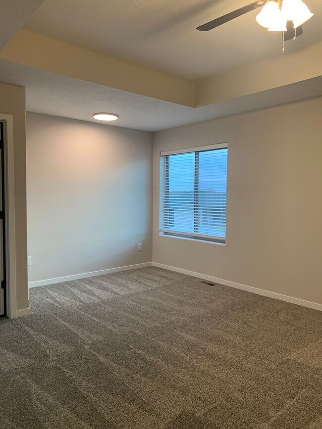 Building Photo - Spacious 2-Story with 3 bedrooms/2.5 bathrooms off N 27th and I-80