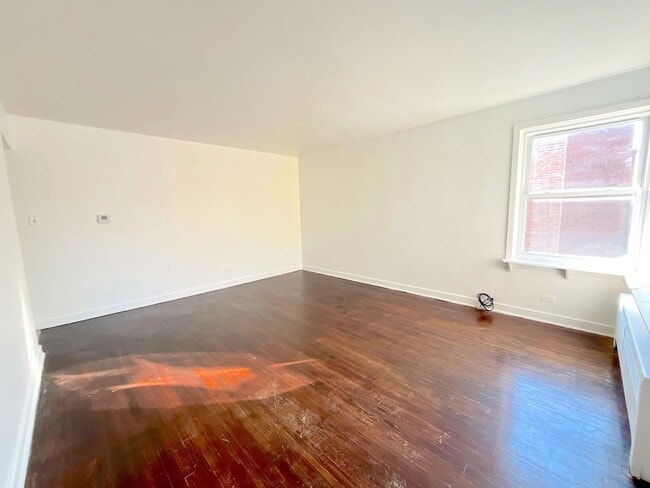 Building Photo - NORTH SIDE - Spacious 2BD/1BTH unit for rent!