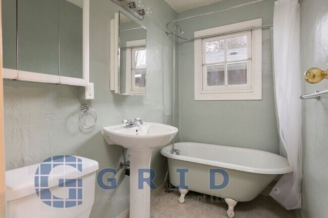 Building Photo - Gorgeous Bungalow in Mississippi Corridor!
