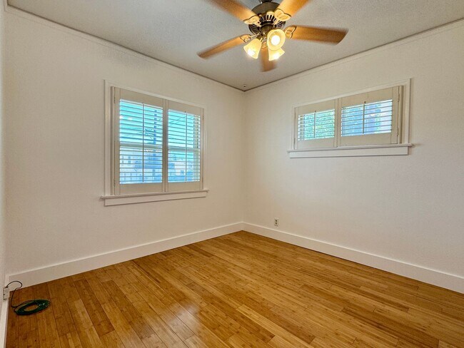 Building Photo - Charming Upgraded 2 Bedroom Cottage w/Cent...