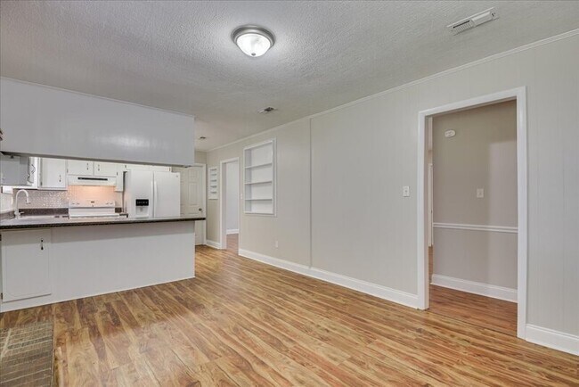 Building Photo - 608 Cedarwood Ct