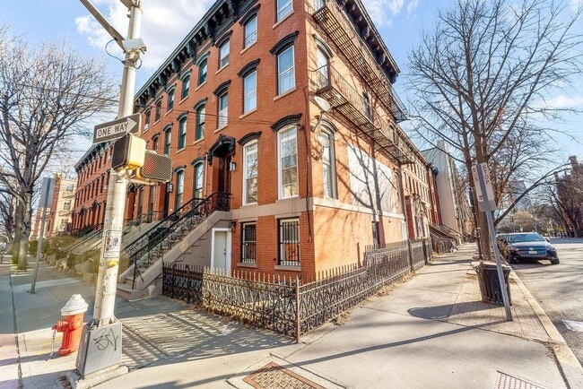 Building Photo - 306 Varick St