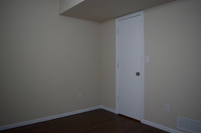 Building Photo - Nice 4 Bed 3 Bath Duplex!