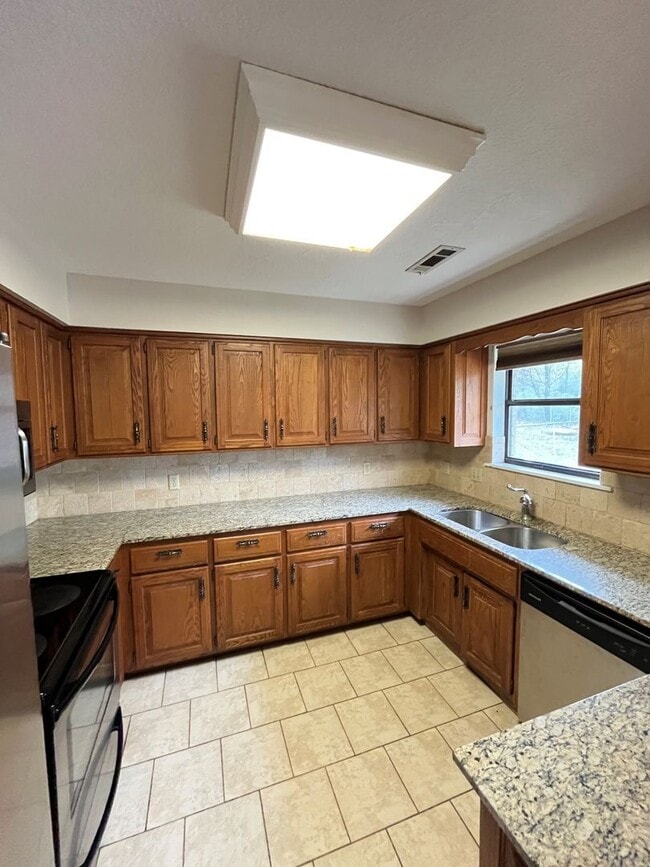 Building Photo - 3 bedroom 2 bath in tucked away neighborhood