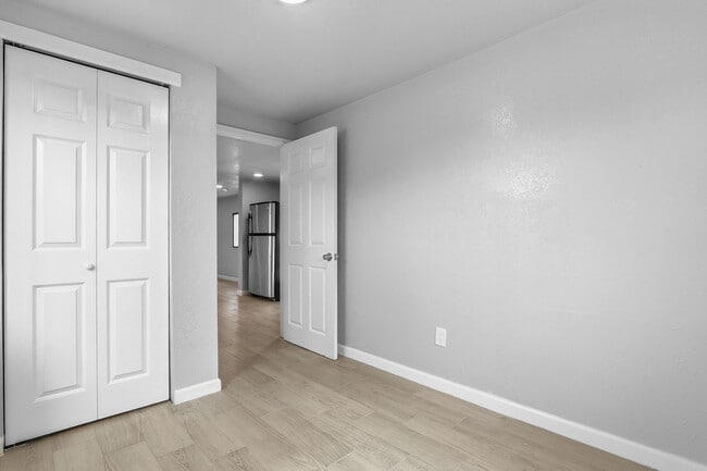 Building Photo - 593 Myra St