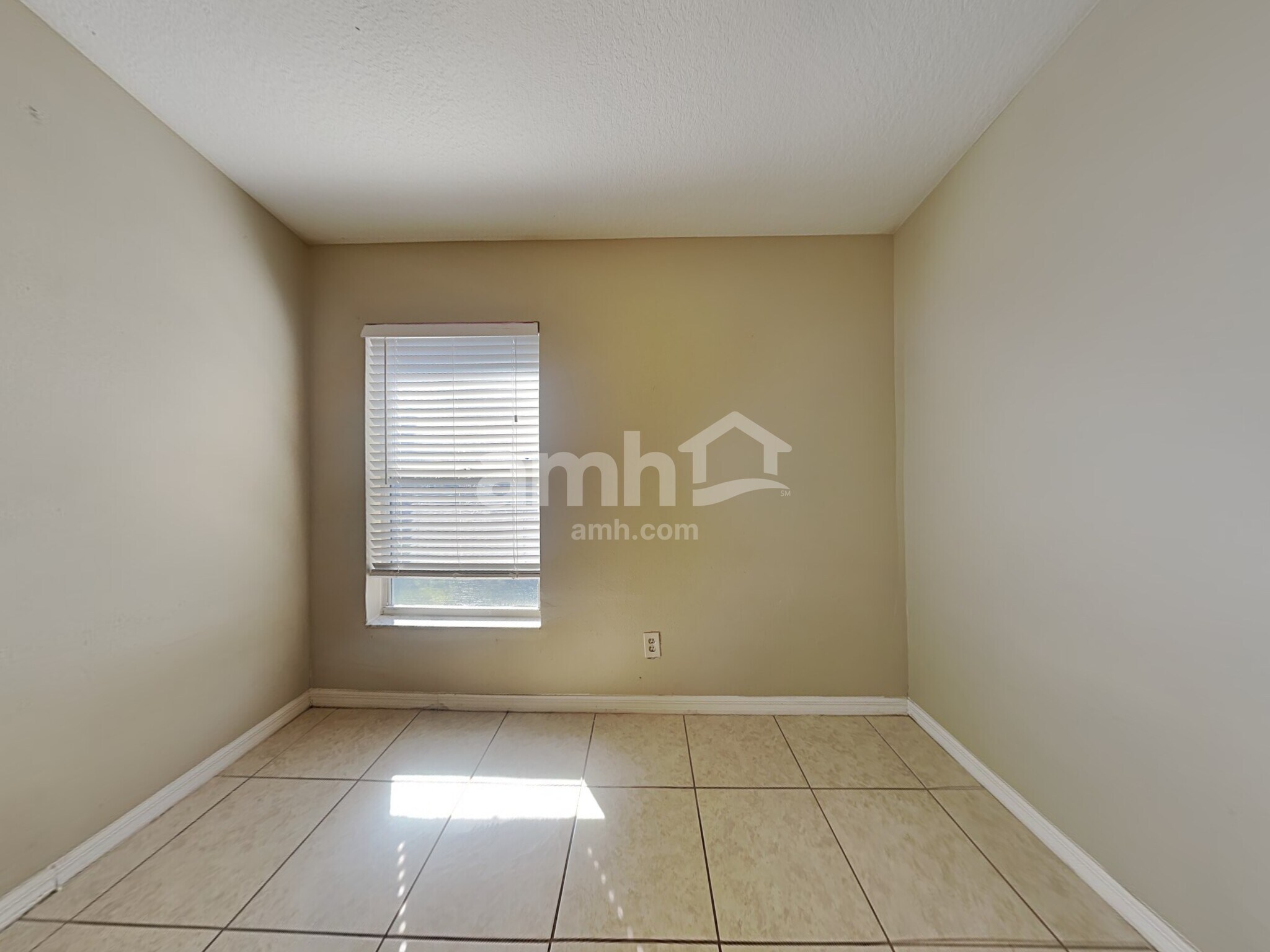 Building Photo - 1461 Lake Shore Ranch Dr