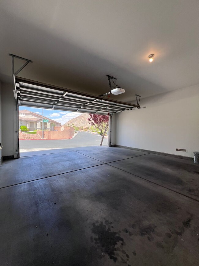Building Photo - Stunning 4-Bed 3 Car Garage Gated Single S...
