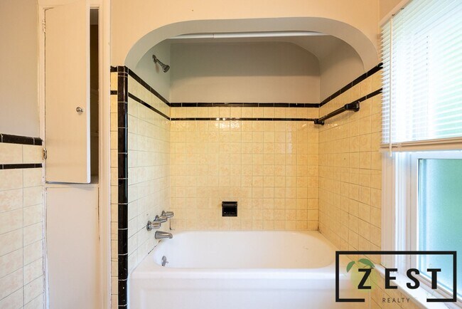 Building Photo - BEAUTIFUL 3 BD 1.5 BATH HOME!