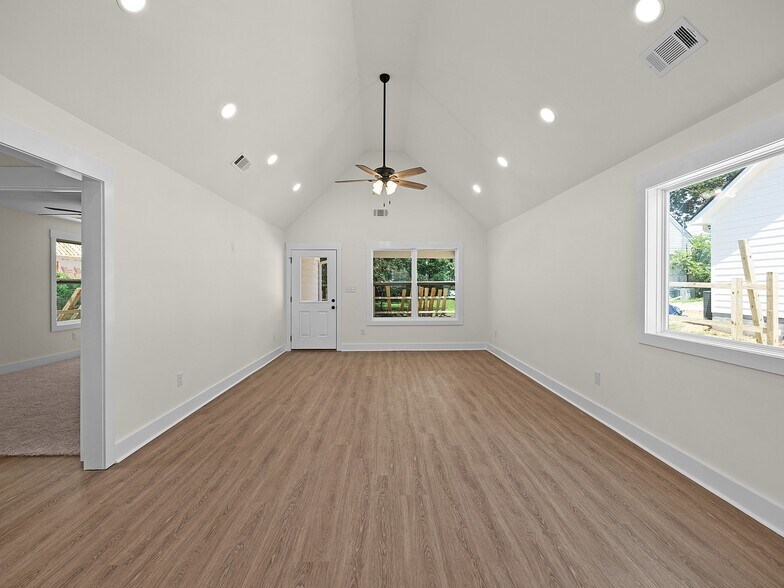 Building Photo - 161 W Grand St