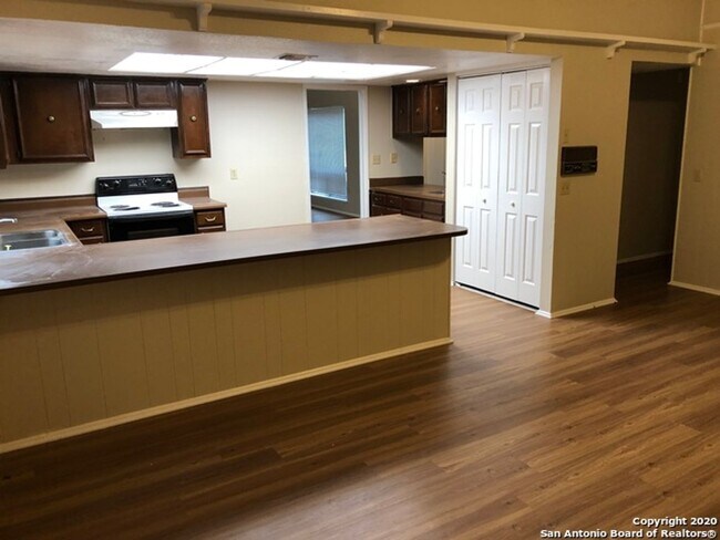 Building Photo - **Single-Story Home on Large Lot in Olympia subdivision**